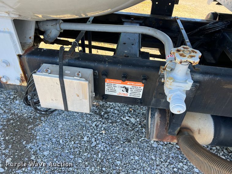 image for item KR9556 2007 Peterbilt 335  truck cab and chassis