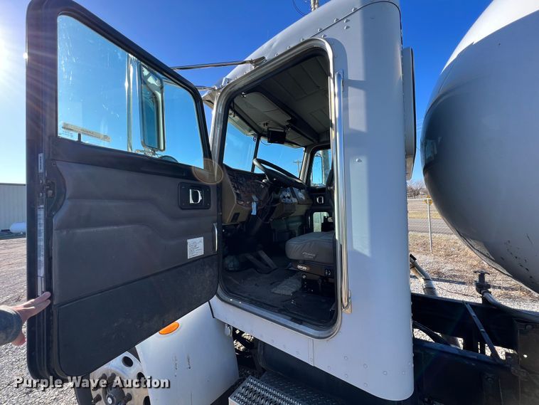 image for item KR9556 2007 Peterbilt 335  truck cab and chassis