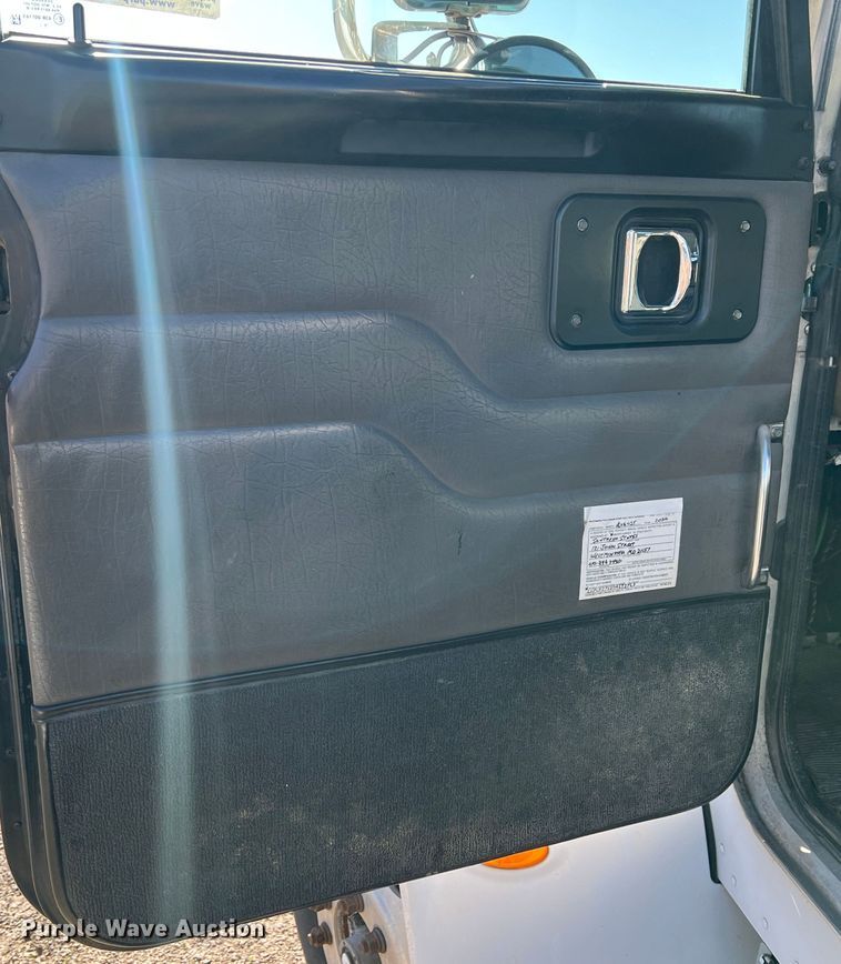 image for item KR9556 2007 Peterbilt 335  truck cab and chassis