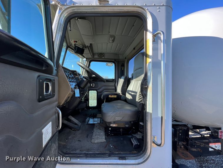 image for item KR9556 2007 Peterbilt 335  truck cab and chassis