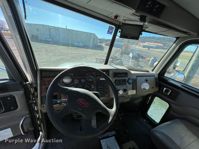 image for item KR9556 2007 Peterbilt 335  truck cab and chassis
