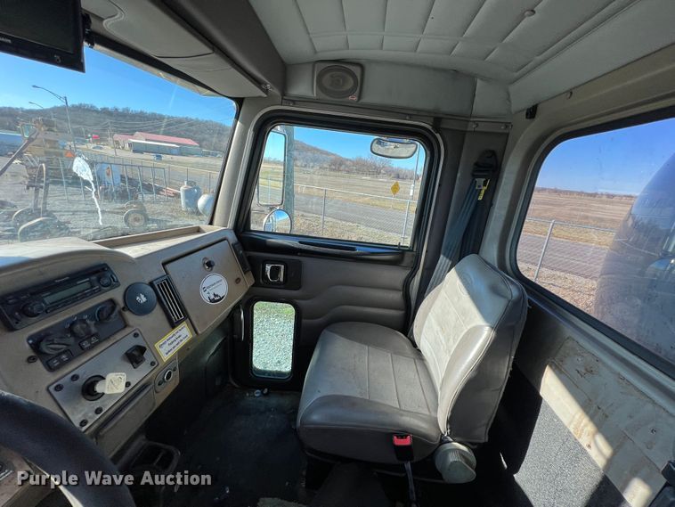 image for item KR9556 2007 Peterbilt 335  truck cab and chassis