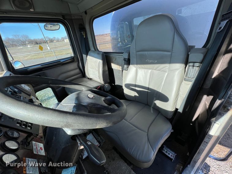 image for item KR9556 2007 Peterbilt 335  truck cab and chassis