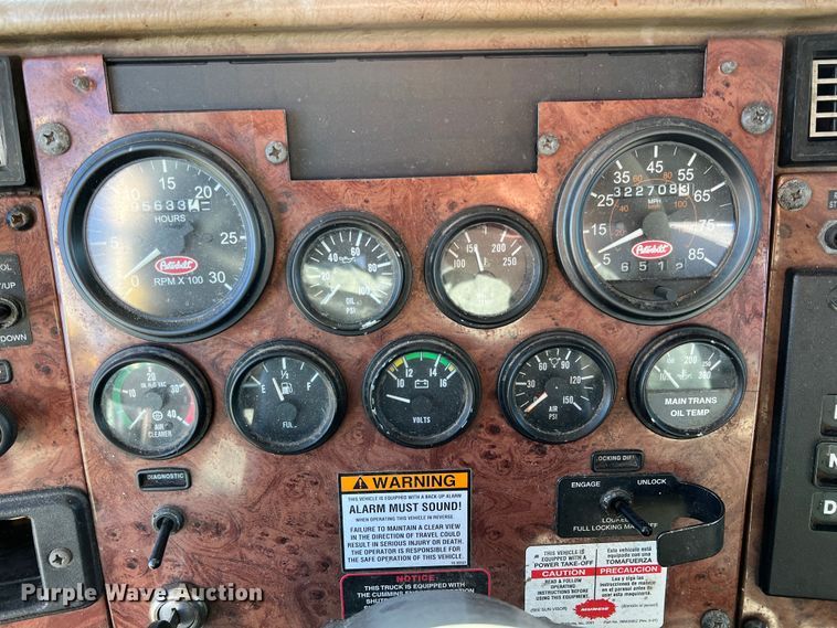 image for item KR9556 2007 Peterbilt 335  truck cab and chassis