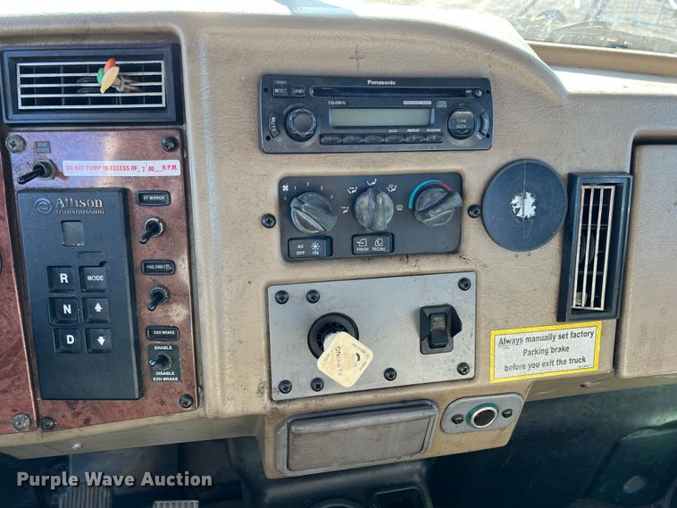 image for item KR9556 2007 Peterbilt 335  truck cab and chassis