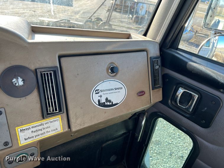 image for item KR9556 2007 Peterbilt 335  truck cab and chassis