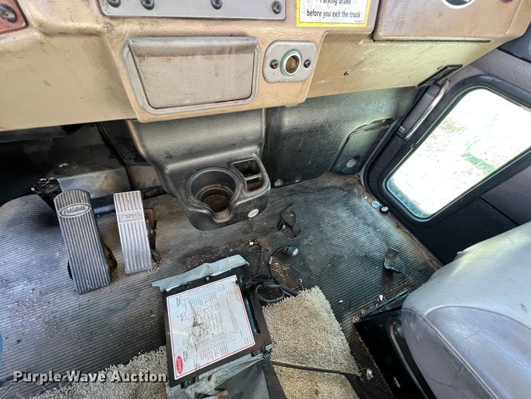 image for item KR9556 2007 Peterbilt 335  truck cab and chassis