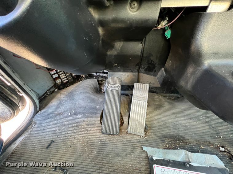 image for item KR9556 2007 Peterbilt 335  truck cab and chassis