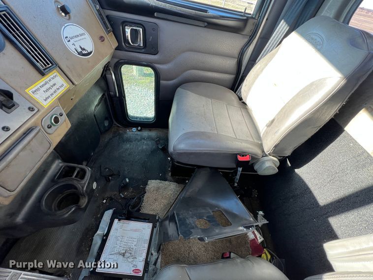 image for item KR9556 2007 Peterbilt 335  truck cab and chassis