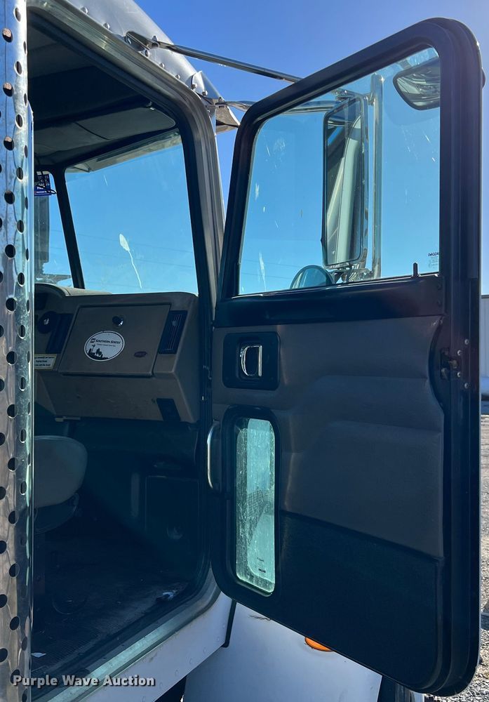 image for item KR9556 2007 Peterbilt 335  truck cab and chassis