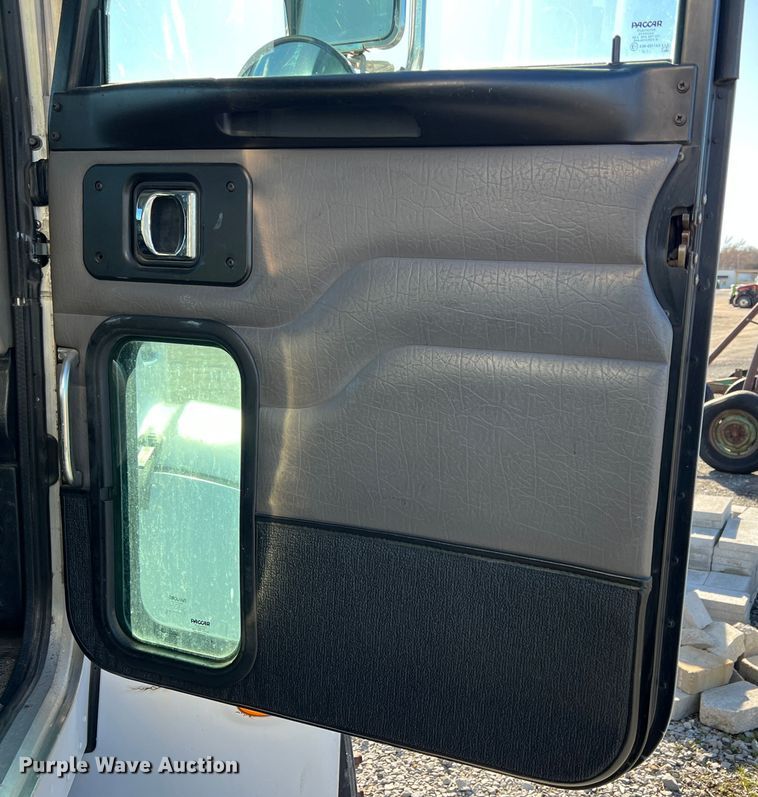 image for item KR9556 2007 Peterbilt 335  truck cab and chassis