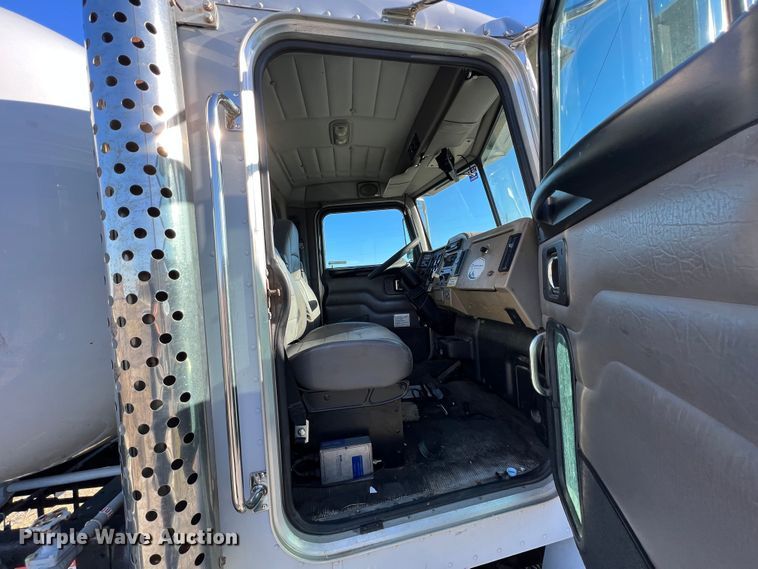 image for item KR9556 2007 Peterbilt 335  truck cab and chassis