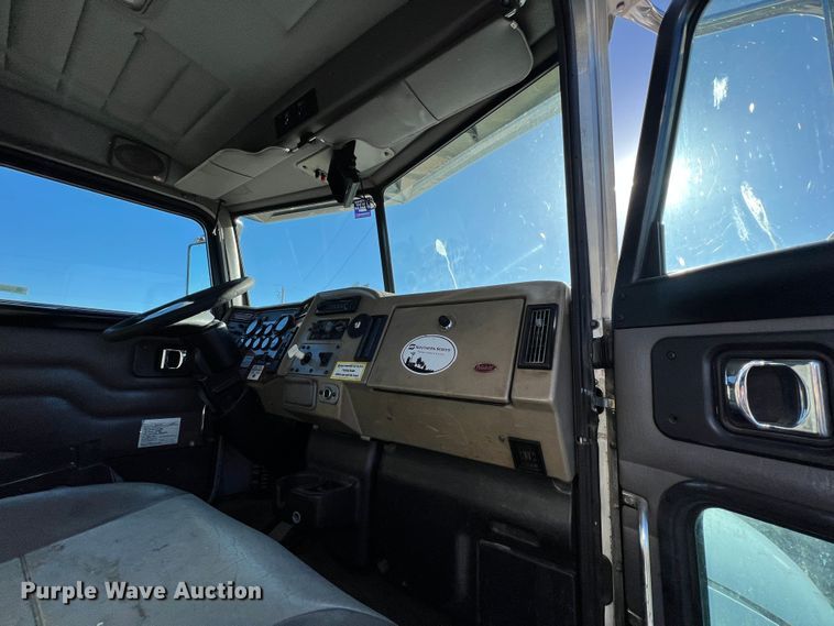 image for item KR9556 2007 Peterbilt 335  truck cab and chassis