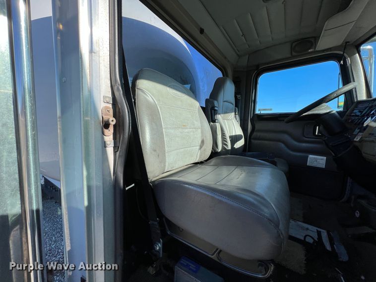 image for item KR9556 2007 Peterbilt 335  truck cab and chassis