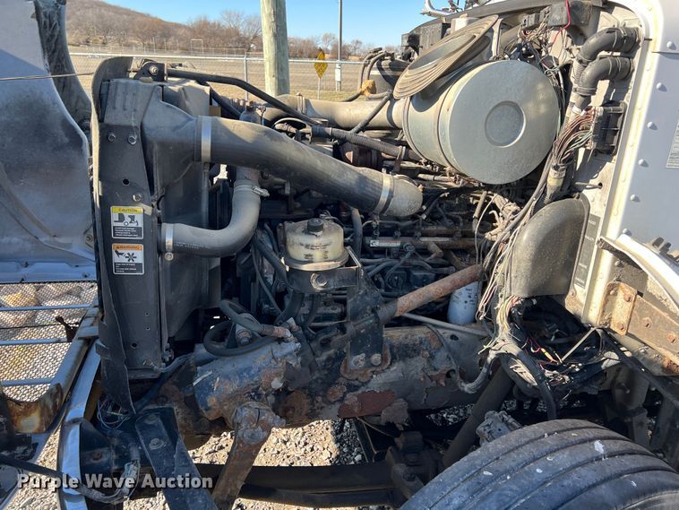 image for item KR9556 2007 Peterbilt 335  truck cab and chassis