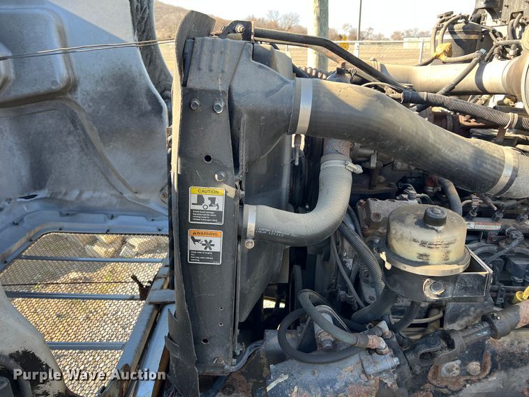 image for item KR9556 2007 Peterbilt 335  truck cab and chassis