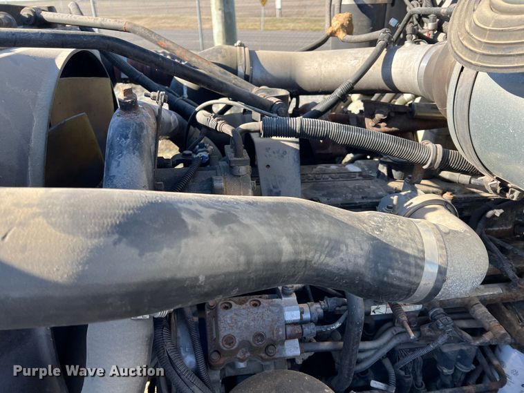 image for item KR9556 2007 Peterbilt 335  truck cab and chassis