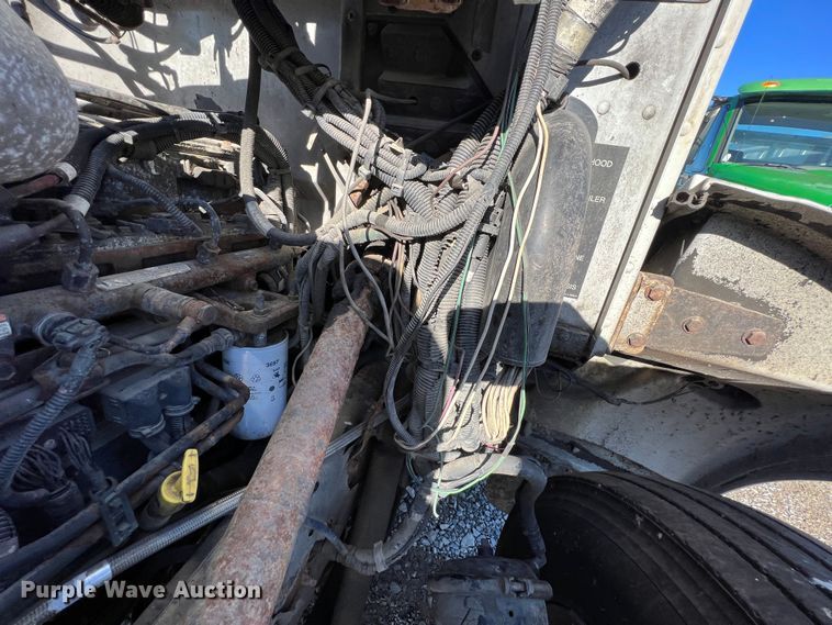 image for item KR9556 2007 Peterbilt 335  truck cab and chassis