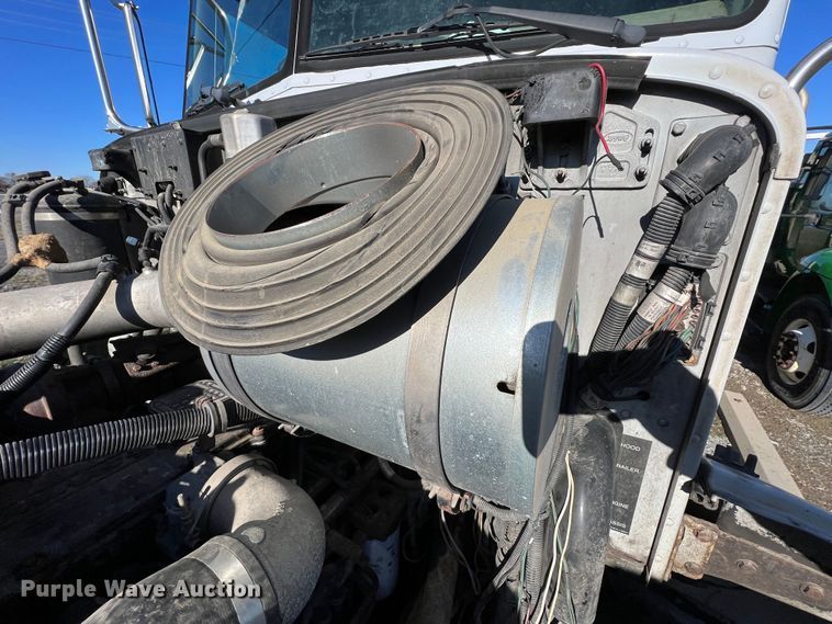 image for item KR9556 2007 Peterbilt 335  truck cab and chassis