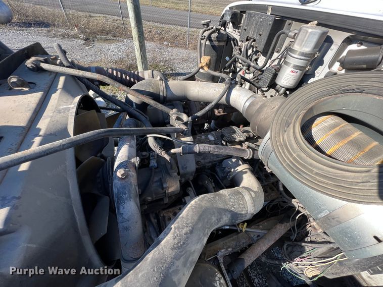 image for item KR9556 2007 Peterbilt 335  truck cab and chassis