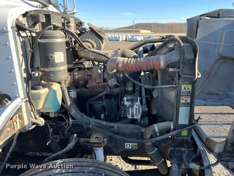 image for item KR9556 2007 Peterbilt 335  truck cab and chassis