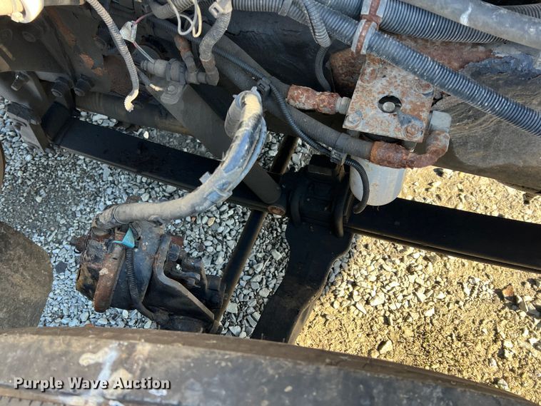 image for item KR9556 2007 Peterbilt 335  truck cab and chassis