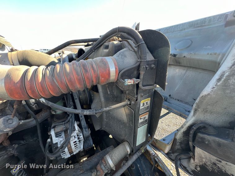 image for item KR9556 2007 Peterbilt 335  truck cab and chassis