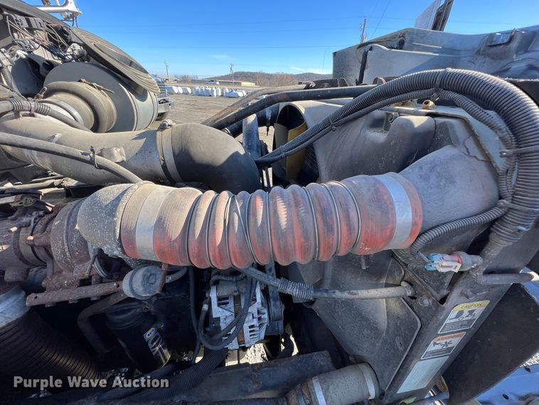 image for item KR9556 2007 Peterbilt 335  truck cab and chassis