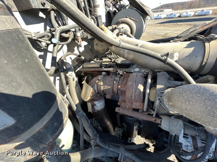 image for item KR9556 2007 Peterbilt 335  truck cab and chassis