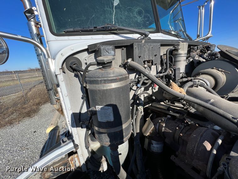 image for item KR9556 2007 Peterbilt 335  truck cab and chassis