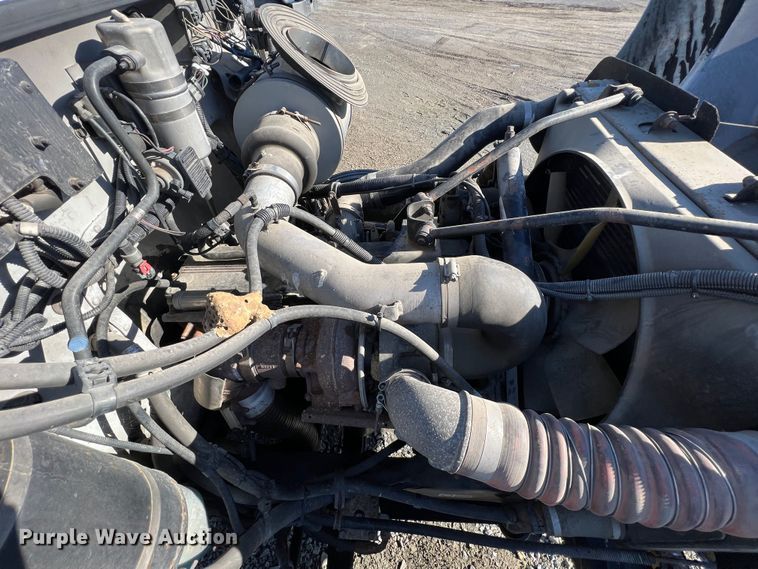 image for item KR9556 2007 Peterbilt 335  truck cab and chassis