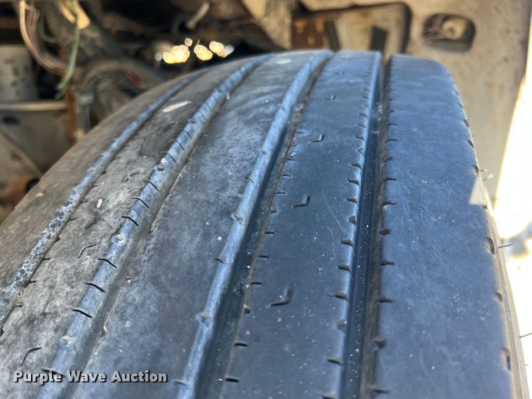 image for item KR9556 2007 Peterbilt 335  truck cab and chassis