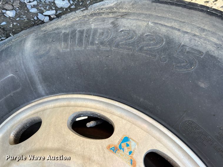 image for item KR9556 2007 Peterbilt 335  truck cab and chassis