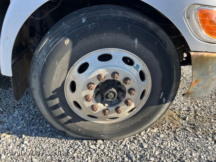 image for item KR9556 2007 Peterbilt 335  truck cab and chassis