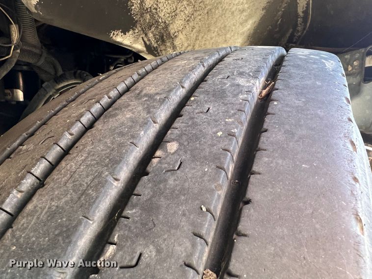 image for item KR9556 2007 Peterbilt 335  truck cab and chassis