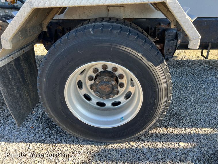 image for item KR9556 2007 Peterbilt 335  truck cab and chassis