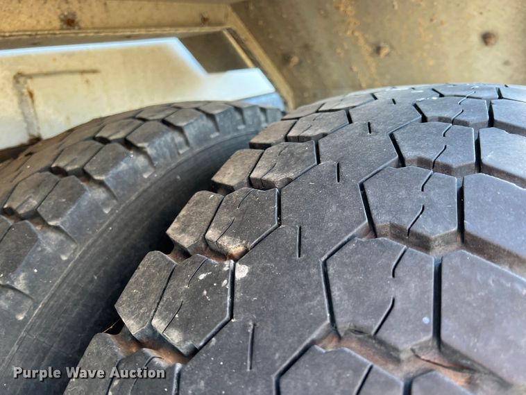 image for item KR9556 2007 Peterbilt 335  truck cab and chassis