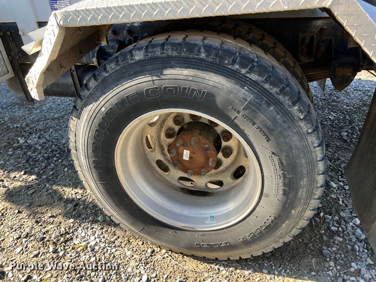 image for item KR9556 2007 Peterbilt 335  truck cab and chassis