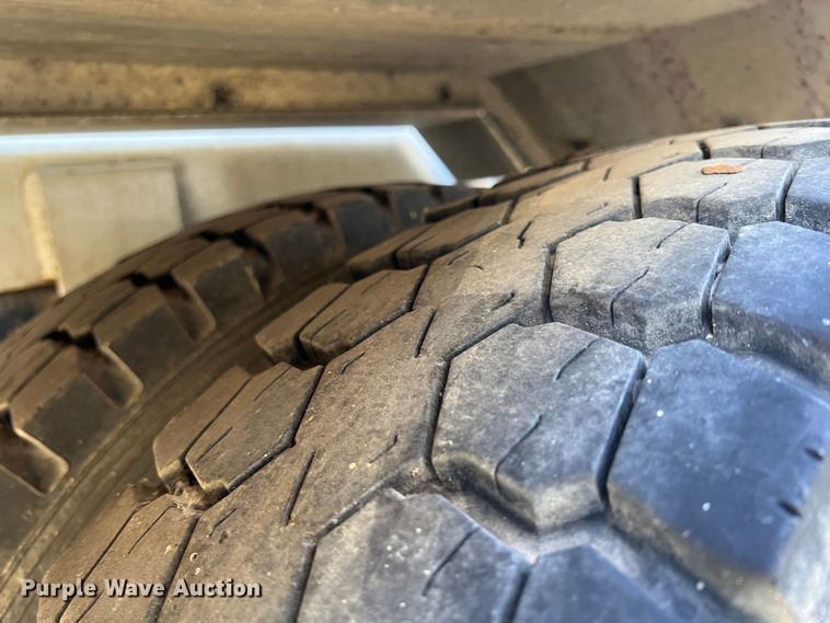 image for item KR9556 2007 Peterbilt 335  truck cab and chassis