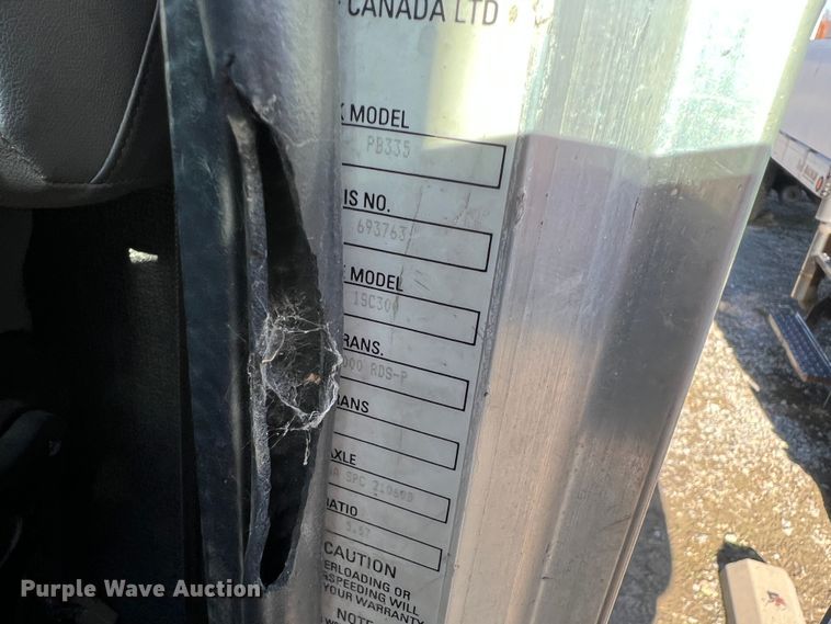 image for item KR9556 2007 Peterbilt 335  truck cab and chassis