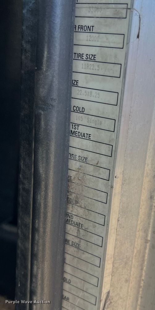 image for item KR9556 2007 Peterbilt 335  truck cab and chassis