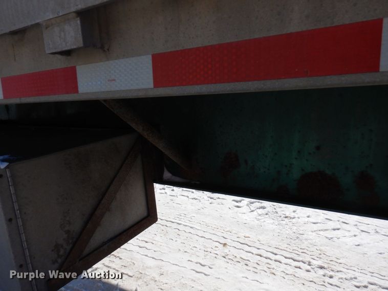 image for item KU9827 1992 Wilson  flatbed trailer