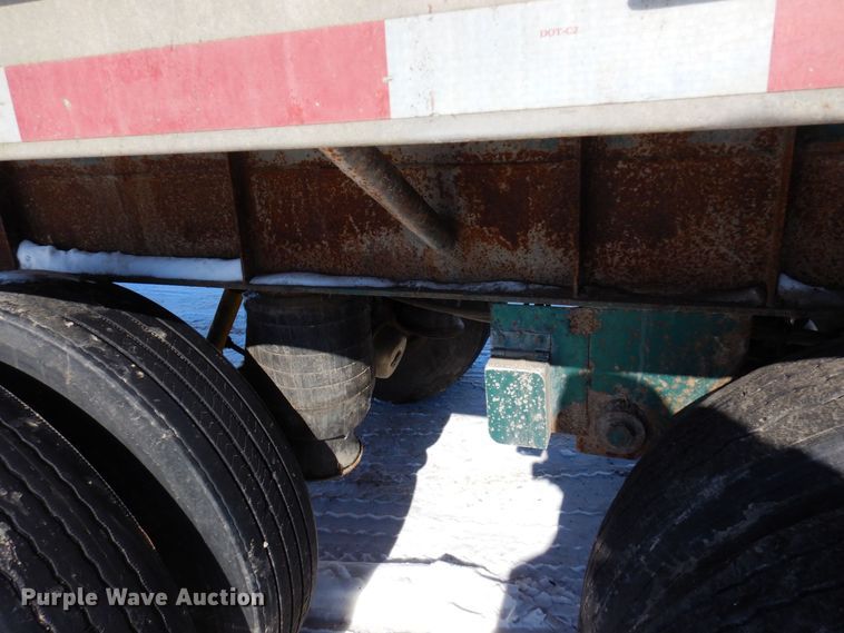 image for item KU9827 1992 Wilson  flatbed trailer
