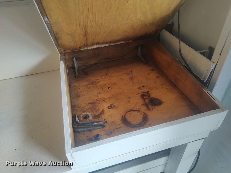 image for item LG9606 1999 GMC C6500  box truck