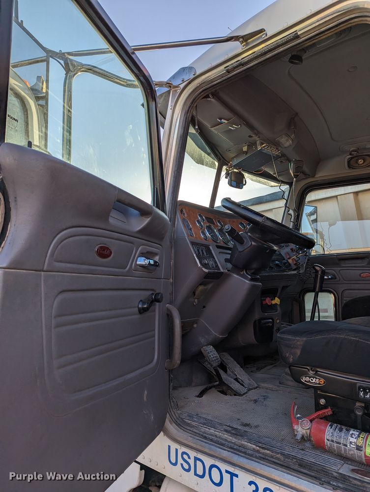 image for item LK9463 2007 Peterbilt 379  semi truck