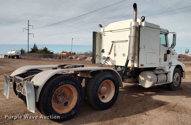 image for item LK9500 2000 International 9200i  semi truck