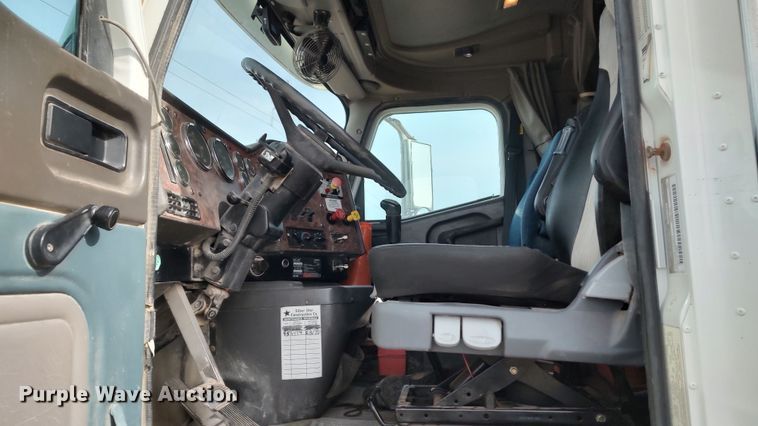 image for item LK9500 2000 International 9200i  semi truck