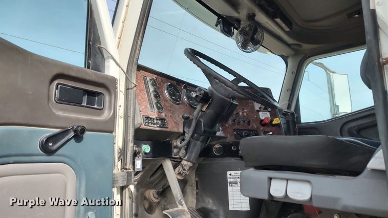 image for item LK9500 2000 International 9200i  semi truck