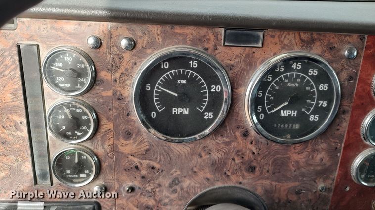 image for item LK9500 2000 International 9200i  semi truck