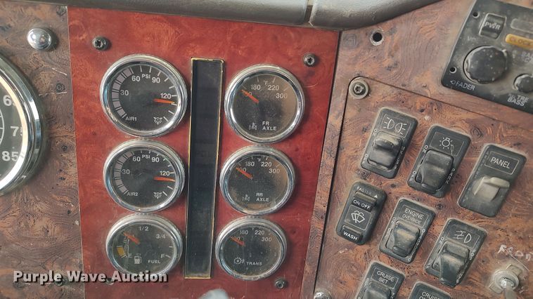 image for item LK9500 2000 International 9200i  semi truck